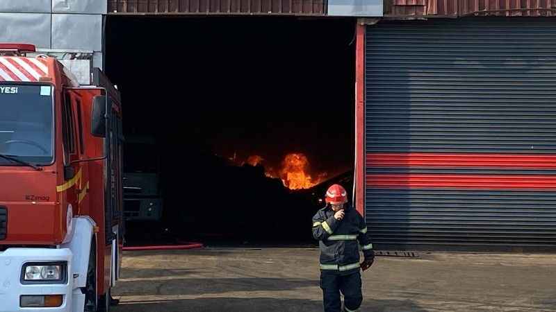 Kocaeli'de geri dönüşüm fabrikasında yangın